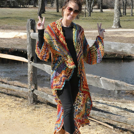 🌼 Langer, gehäkelter Cardigan mit Kapuze im Bohemian-Hippie-Stil mit Regenbogenmuster 🦋